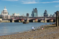 Thames Beach / People walking along the beachof the River Thames across from St. Paul's Cathedral